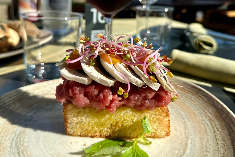Tartare de boeuf sur pain grillé avec champignons et germes.